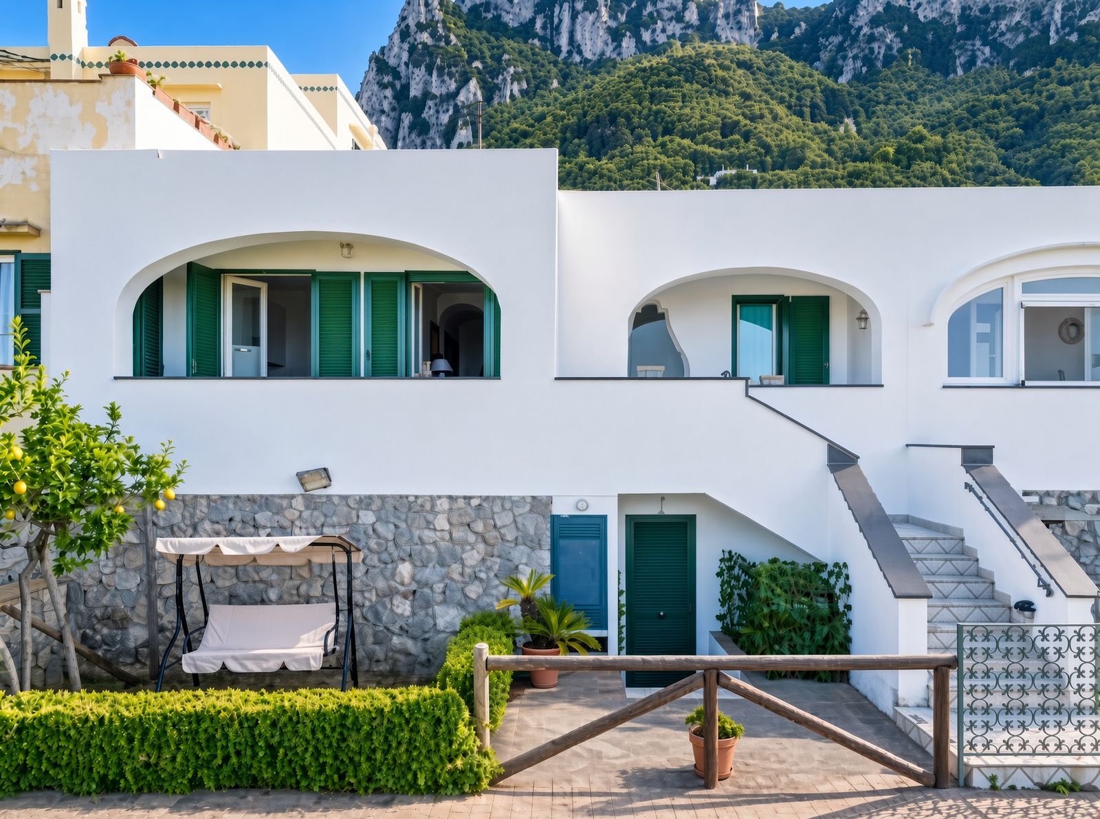 Esterno della villa con giardino e limoni